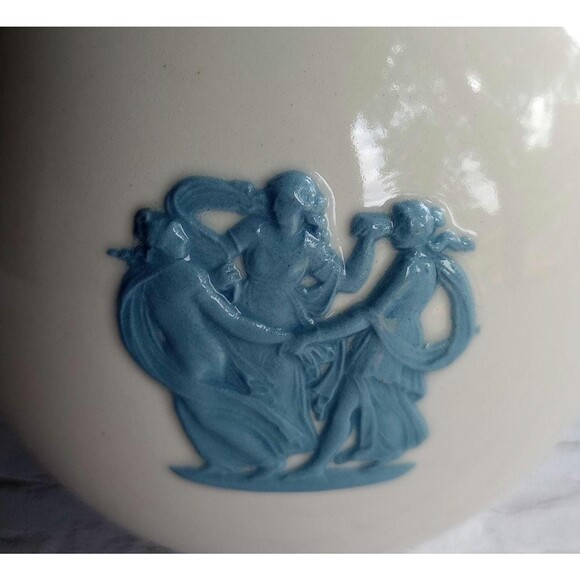 Vintage Wedgwood Queensware Vase: Lavender Cupid Design, Double Handle - Picture 5 of 7